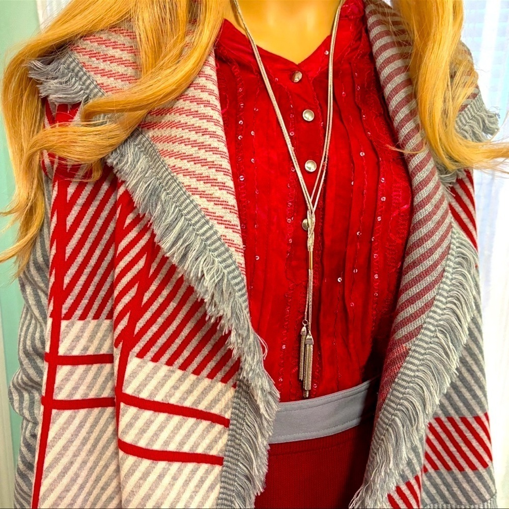 ST. JOHN 100% WOOL FIGURE FLATTERING AND VERSATILE SWEATER LIKE NEW CONDITION